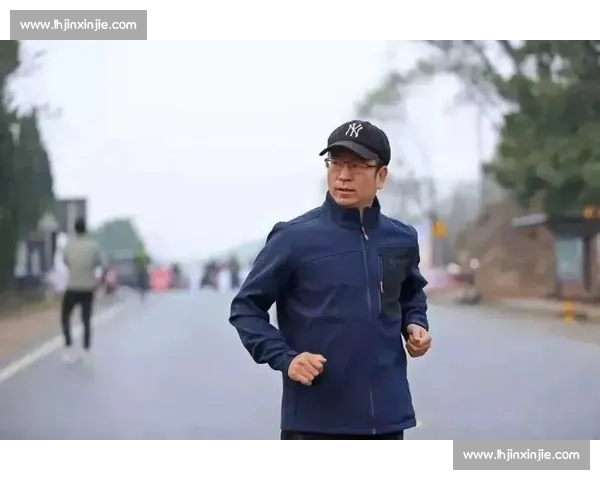 56 岁白岩松踢球滑倒不起，健康亮红灯引关注