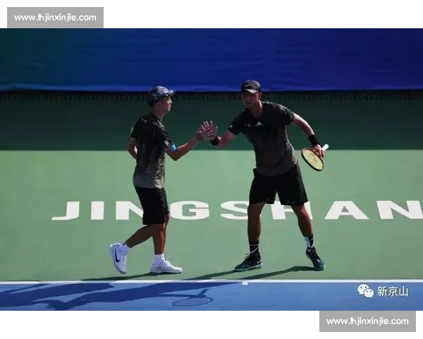 川超激战!球员交警联手解码 “双安全” 密码 川超激战!球员交警联手解码 “双安全” 密码